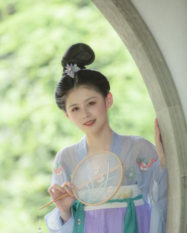 杨家有女初长成，养在深闺人未识