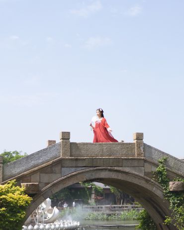 别院深深夏簟清，石榴开遍透帘明