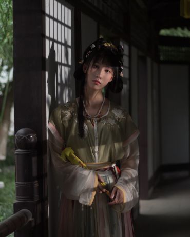 庭下石榴花乱吐