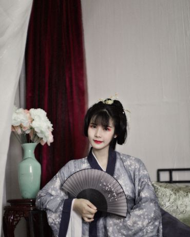 风轻帘舞烛摇弋，  婵鸣旧曲追远忆。