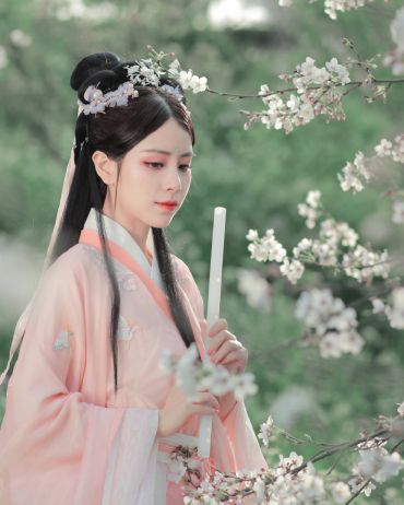 山深未必得春迟， 处处山樱花压枝。