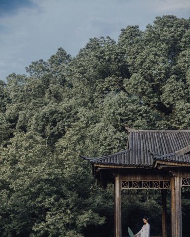 清溪深不测， 隐处唯孤云。