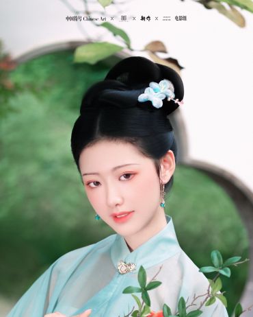 人间朝暮，叶落惊秋。