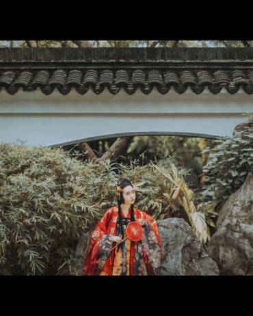 小径含香远山黛，箫声随风传云霄