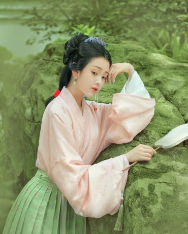世间温柔，不过是芳春柳摇染花香，槐序婵鸣入深巷