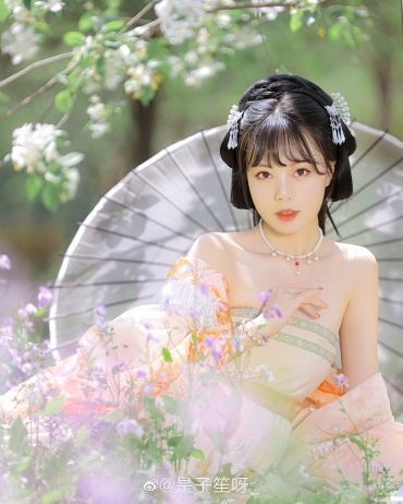 东风吹柳日初长，雨余芳草斜阳。