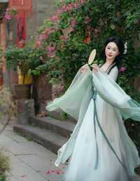 浮生暂寄梦中梦 世事如闻风里风 無月