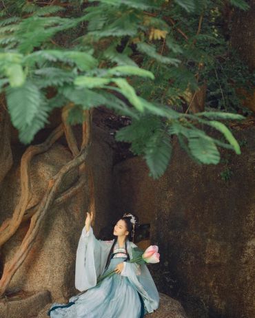 轩窗冷镜旧梦醒，慨叹年少别离轻