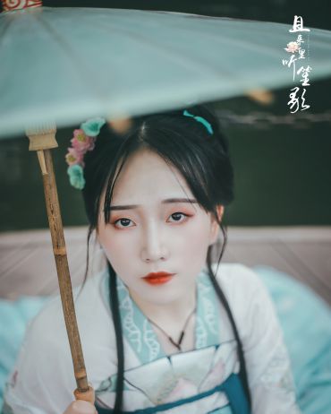 汉服《且来花里听笙歌》