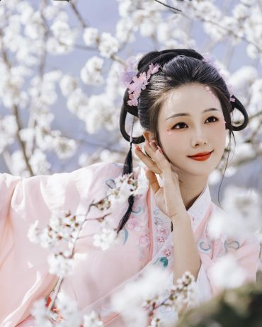春风有心护花容