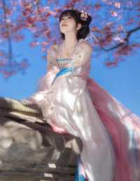 樱花树下，少女凝眸。