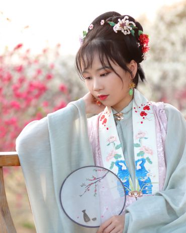 桃花帘外春意暖，桃花帘内晨装懒。