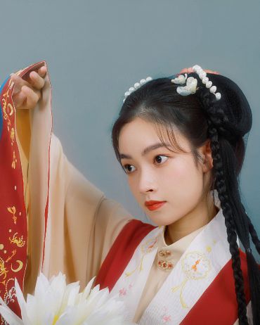 闲静似娇花照水，行动如弱柳扶风