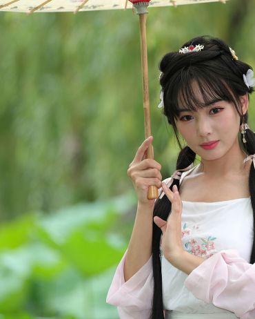 月明林下美人来