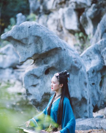 琴中古曲是幽兰，为我殷勤更弄看。  欲得身心俱静好，自弹不及听人弹。