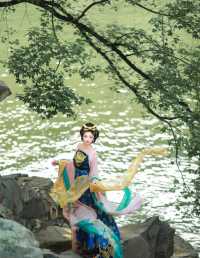 溪水碧于草，潺潺花底流