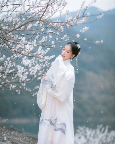 待到山花烂漫时，她在丛中笑