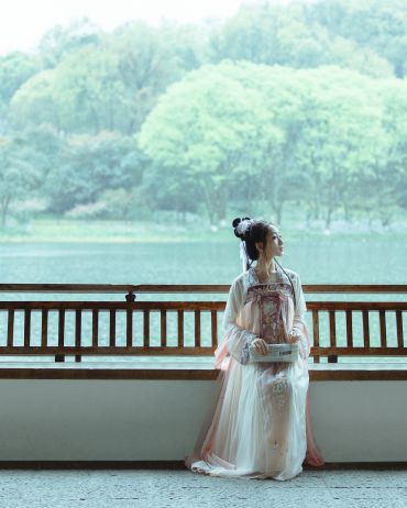 雨过春山翠欲浮