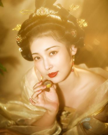 绛衣摇曳绽冰肌，依约华清出浴时。