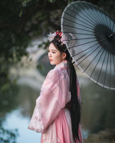 眉眼含羞合，丹唇逐笑开