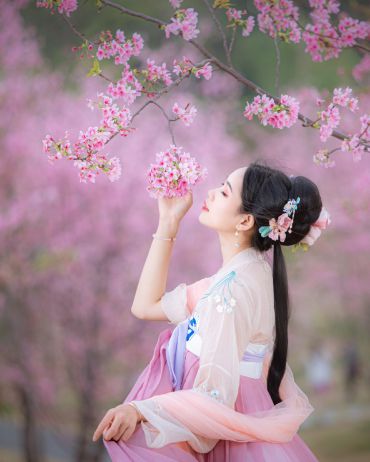 去年花里逢君别，今日花开又一年。