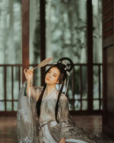 委身庙堂心在野，性本不羁难拘束
