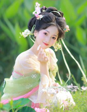 粉黛含笑舞翩翩，轻纱掩面似仙仙
