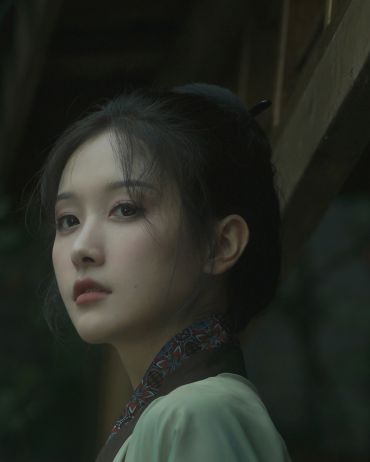 世事漫随流水，算来浮梦一生
