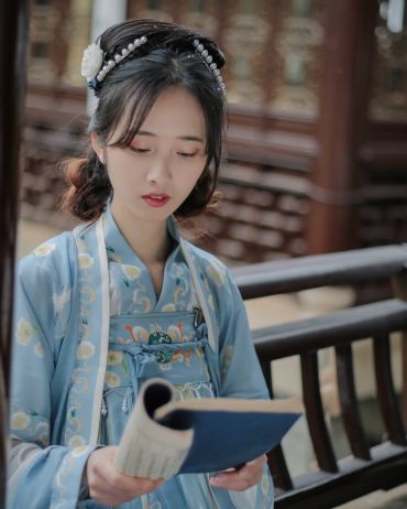 山黛远，月波长