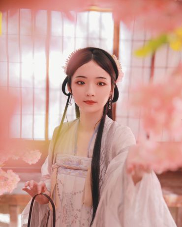人面桃花相映红