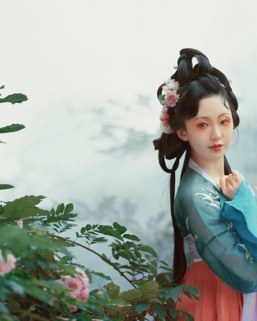 又逢佳节过重阳，黄花满地无人看。