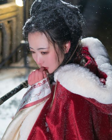 终于为那一身江南烟雨覆了天下，容华谢后，不过一场，山河永寂。