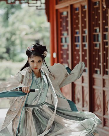 爱梳妆，也爱武装