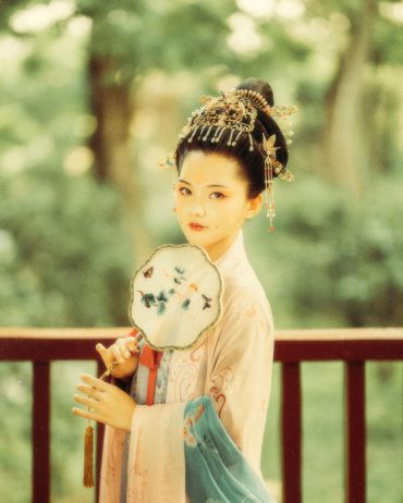 云想衣裳花想容，春风拂槛露华浓