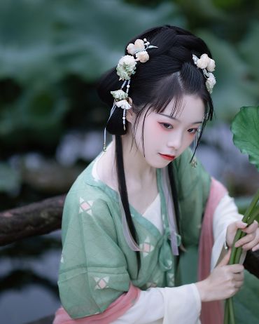白鹭飞飞点碧塘， 雨荷风卷绿罗裳