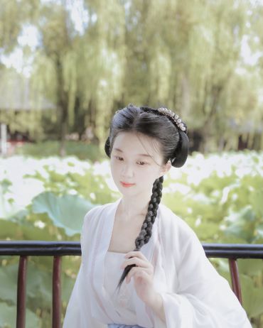 任岁月，将凡尘印在红笺，灯火意阑珊，诉不尽一生姻缘