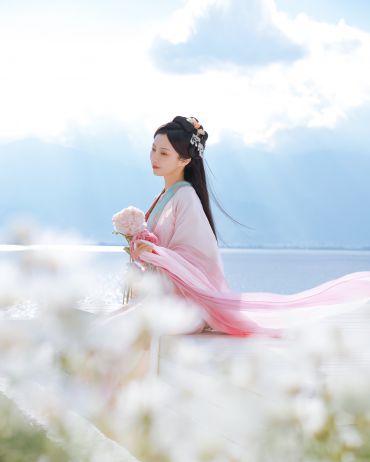 总有人间一两风，填我十万八千梦