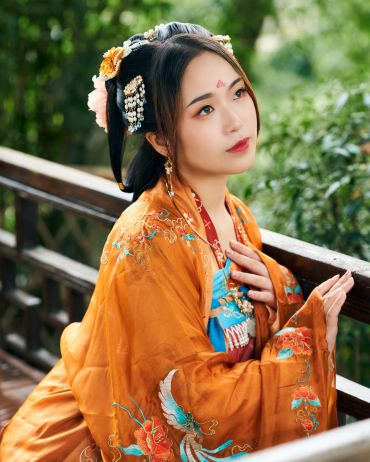 云想衣裳花想容，春风拂槛露华浓。