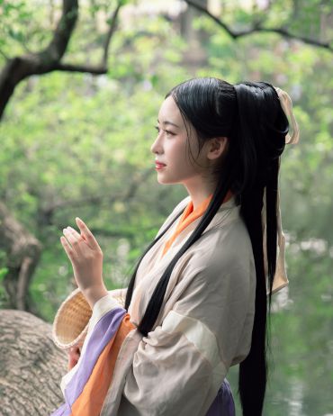波平如镜意深长，一片芳心锁碧塘