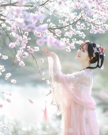 恍然间掠过堂前竹马旧青梅落