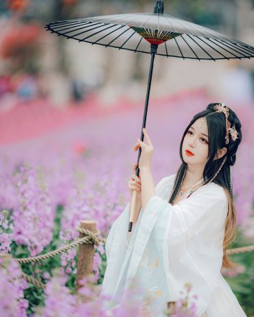 雨丝微凉，风吹过暗香朦胧。