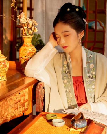 与 立 黄 昏 ，对 镜 贴 花 黄