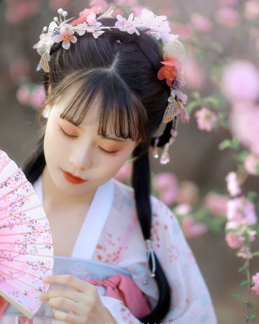 桃花坞里桃花庵， 桃花庵下桃花仙；  桃花仙人种桃树， 又摘桃花换酒钱。