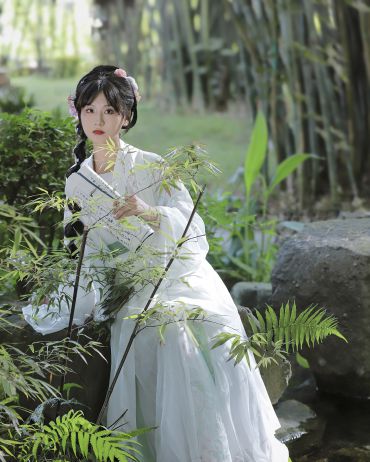 莺语惊残梦 轻妆改泪容