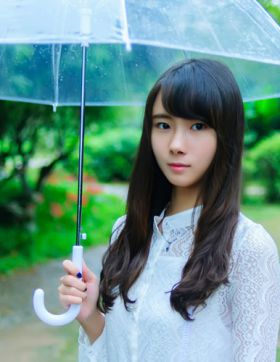 清晨露珠下的可爱少女