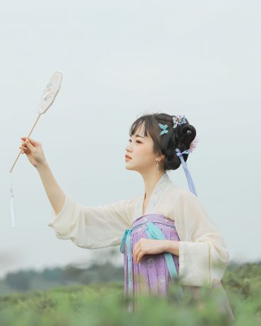 白茶清欢无别事，我在等风也等你。罗衫乘风两相宜，无风无月也无你。