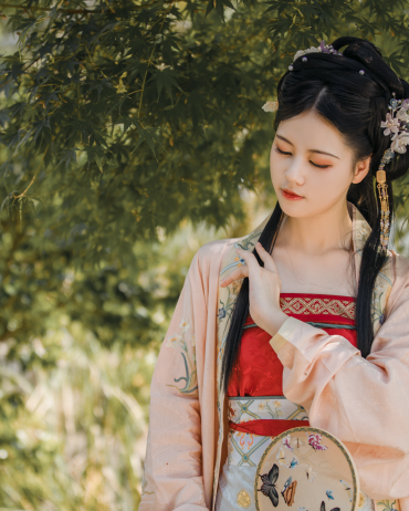 温山软水繁星万千，不及你眉眼半分