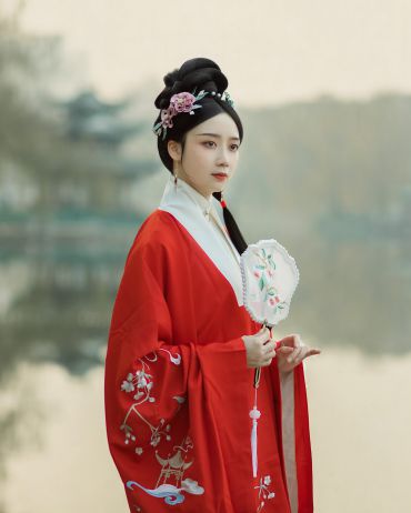 总有人间一两风，填我十万八千梦