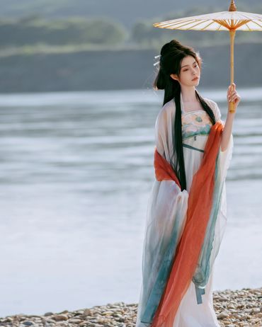 江畔游