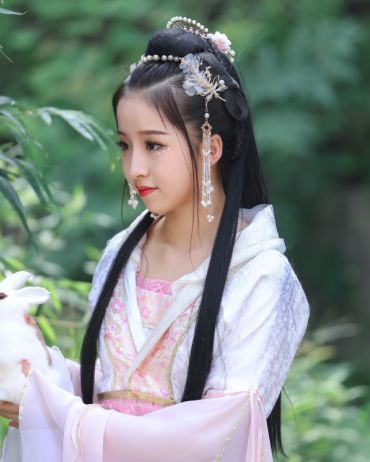 岳子琳汉服